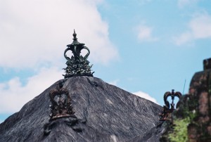 a bali temple.印尼巴厘島興都廟宇的屋頂,和馬甲的具有驚人的相似.頂端其實是法輪cakra.馬甲所謂式回教堂的頂端裝著的就是這種法輪.明顯具有興都教元素的影響